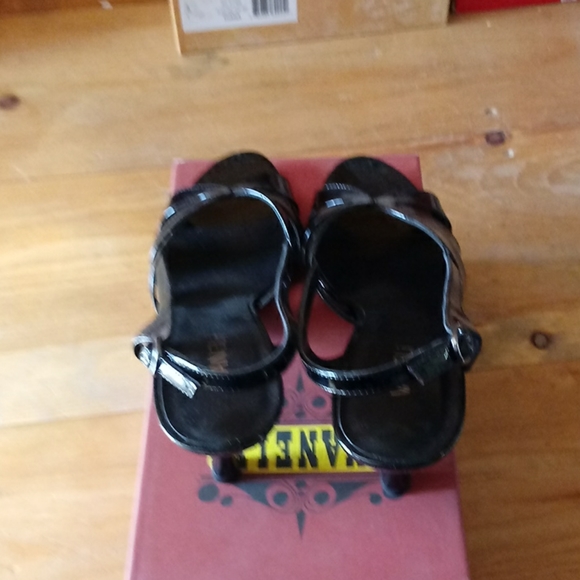 Vaneli - Picture 3 of 4